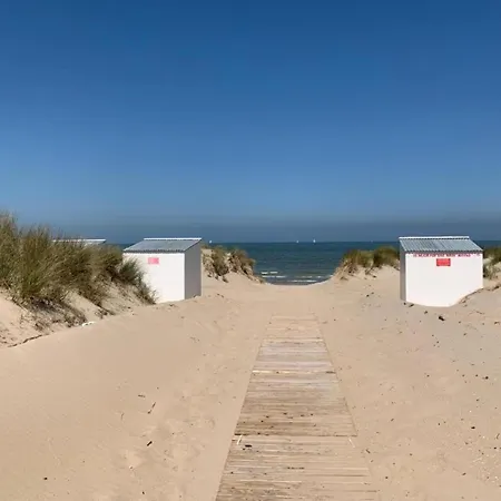 In Near The Beach, Cleaning Included Апартаменты