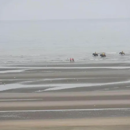 In Near The Beach, Cleaning Included Апартаменты